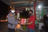 Dampak Covid-19, Polres Kampar Kembali Bagikan Nasi Kotak untuk Sahur Bagi Warga