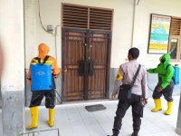 Polsubsektor Pelalawan Bersama Tim Gugus Tugas Pelalawan Melaksanakan Penyemprotan Disinfektan 