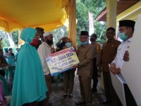 Pemerintah Kabupaten Pelalawan Serahkan BLT Kepada Masyarakat Di Kecamatan Bunut