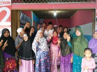 Warga Antusias Saat Pasangan No Urut 2 Zulher -Dasril Mampir Di Posko Pemenangan Di Desa Aursati