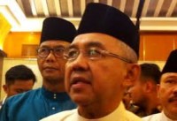 Plt Gubri Teken UMP Riau 2016