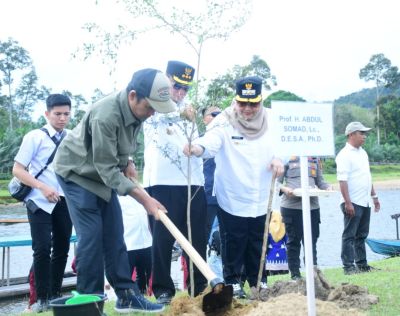 Bupati Kasmarni Dampingi Kapolda Riau dan Ustadz Somad Tanam Pohon