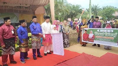 Camat Pinggir Zama Rico Dakahanay dan Akhyar Mukmin,LepasPawai Ta'aruf MTQ ke XVI