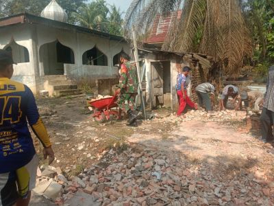 Jelang Ramadhan, Babinsa Koramil 09/Langgam Masjid Bersama Warga Dukung Sukseskan TMMD Ke 110