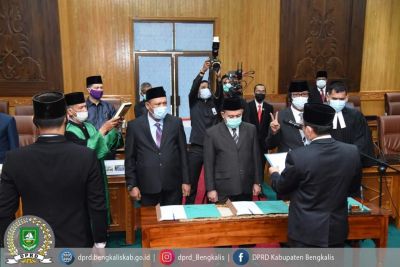 Ketua DPRD  H. Khairul Umam,Memandu Pengucapan Sumpah dan Janji PAW anggota DPRD Bengkalis