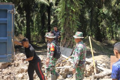 Letda Arh Himawan Budi S melihat pengerjaan yang sedang di kerjakan
