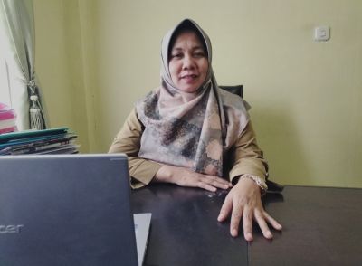 Mudahkan Petani Sawit, Disbunnak Keswan Kampar Bagikan Alat Pasca Panen