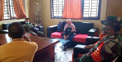 Pererat Silahturahmi, Peltu Kesmiyarto Komsos Bersama Aparat Desa Dalam Rangka Sukseskan TMMD Ke 110