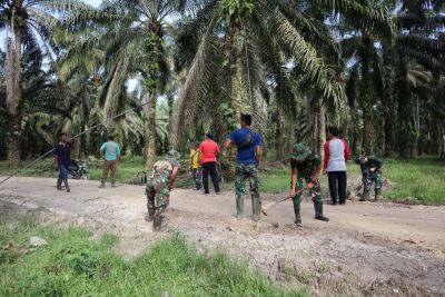Satgas TMMD Kodim 0303 Bengkalis,Bersama Masyarakat Muara Basung Goro Bersihan Jalan