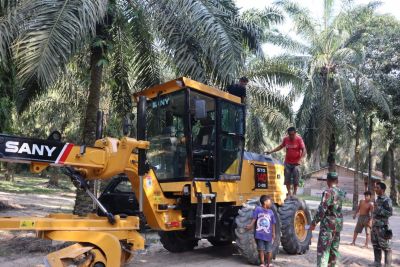 Tim Satgas TMMD Kodim Bengkalis,Turunkan alat berat Motor Greder Ratakan jalan